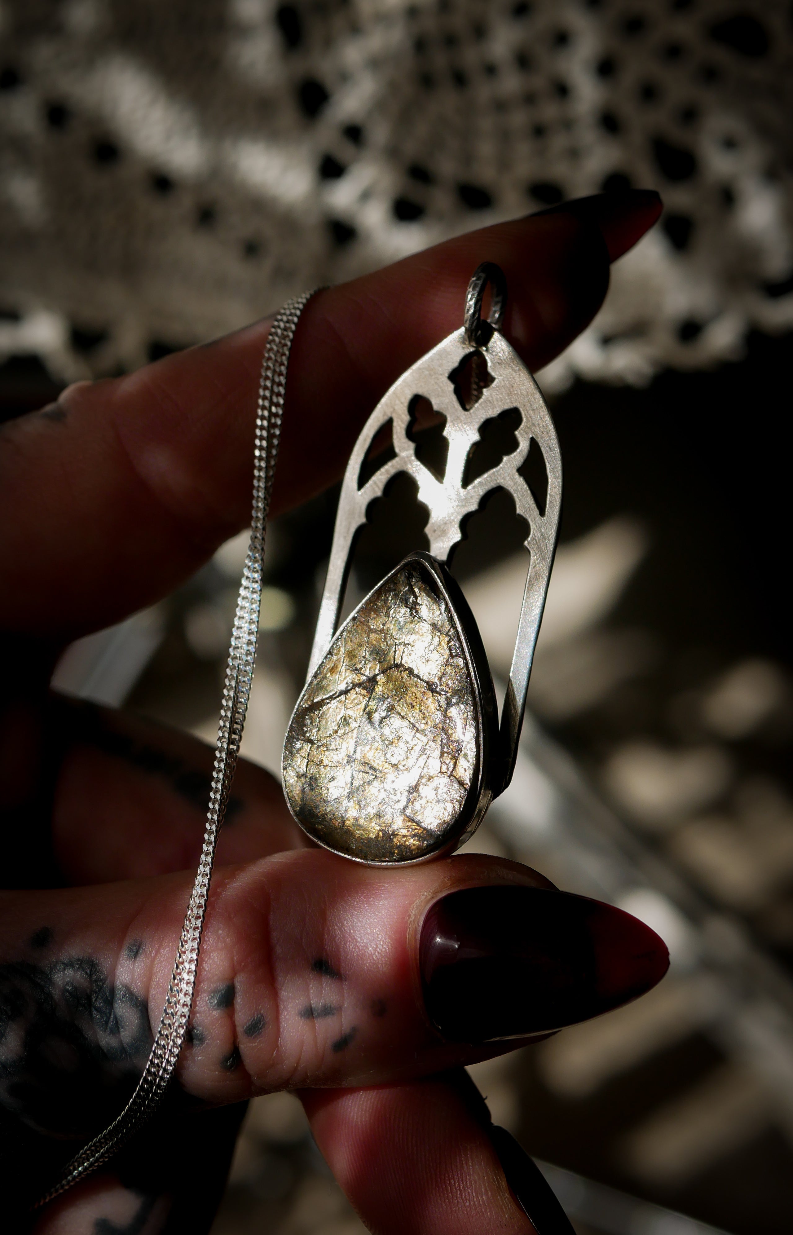 Le Coven - Collier gothique en cristal de l'Himalaya mica et argent