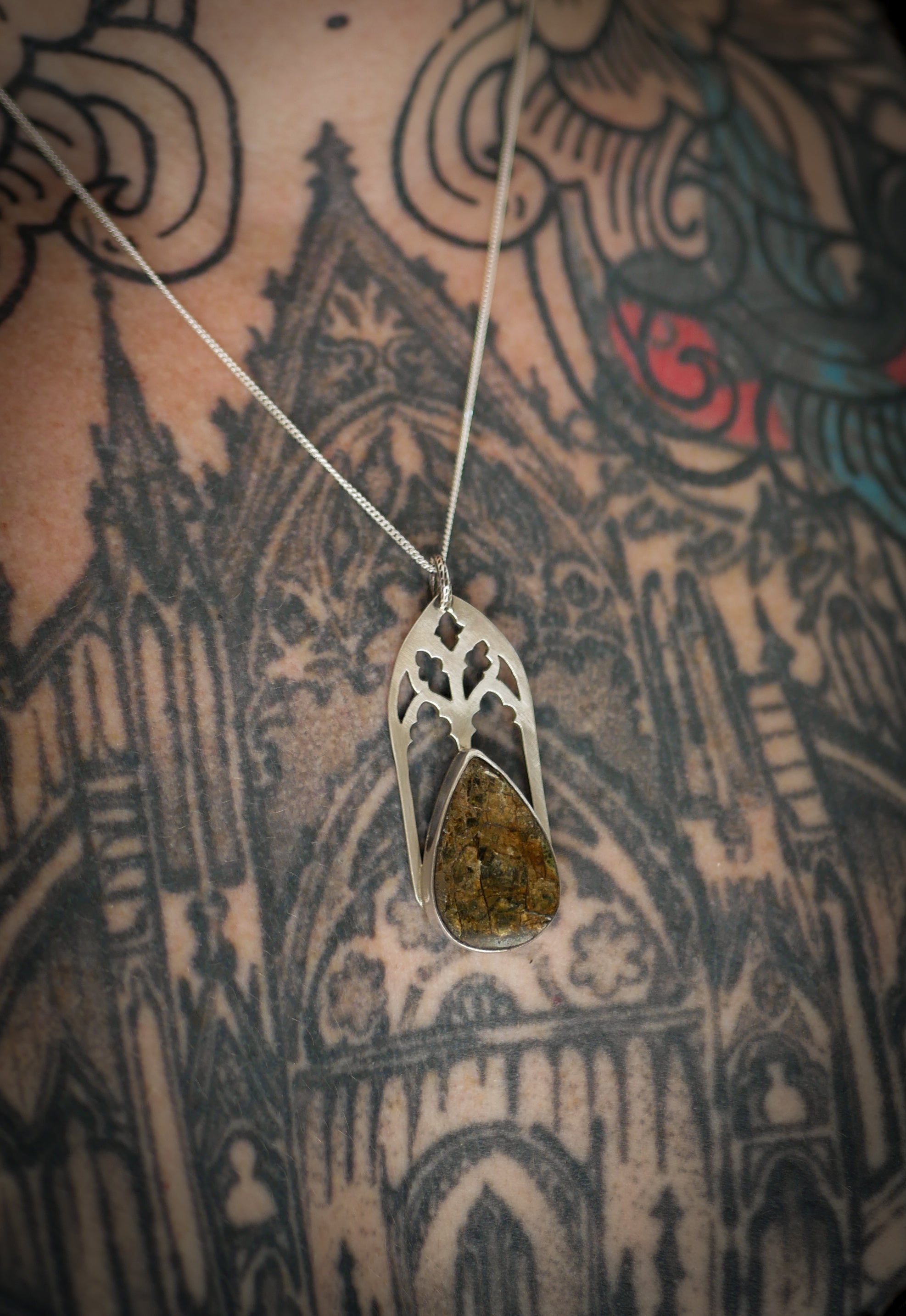 Le Coven - Collier gothique en cristal de l'Himalaya mica et argent