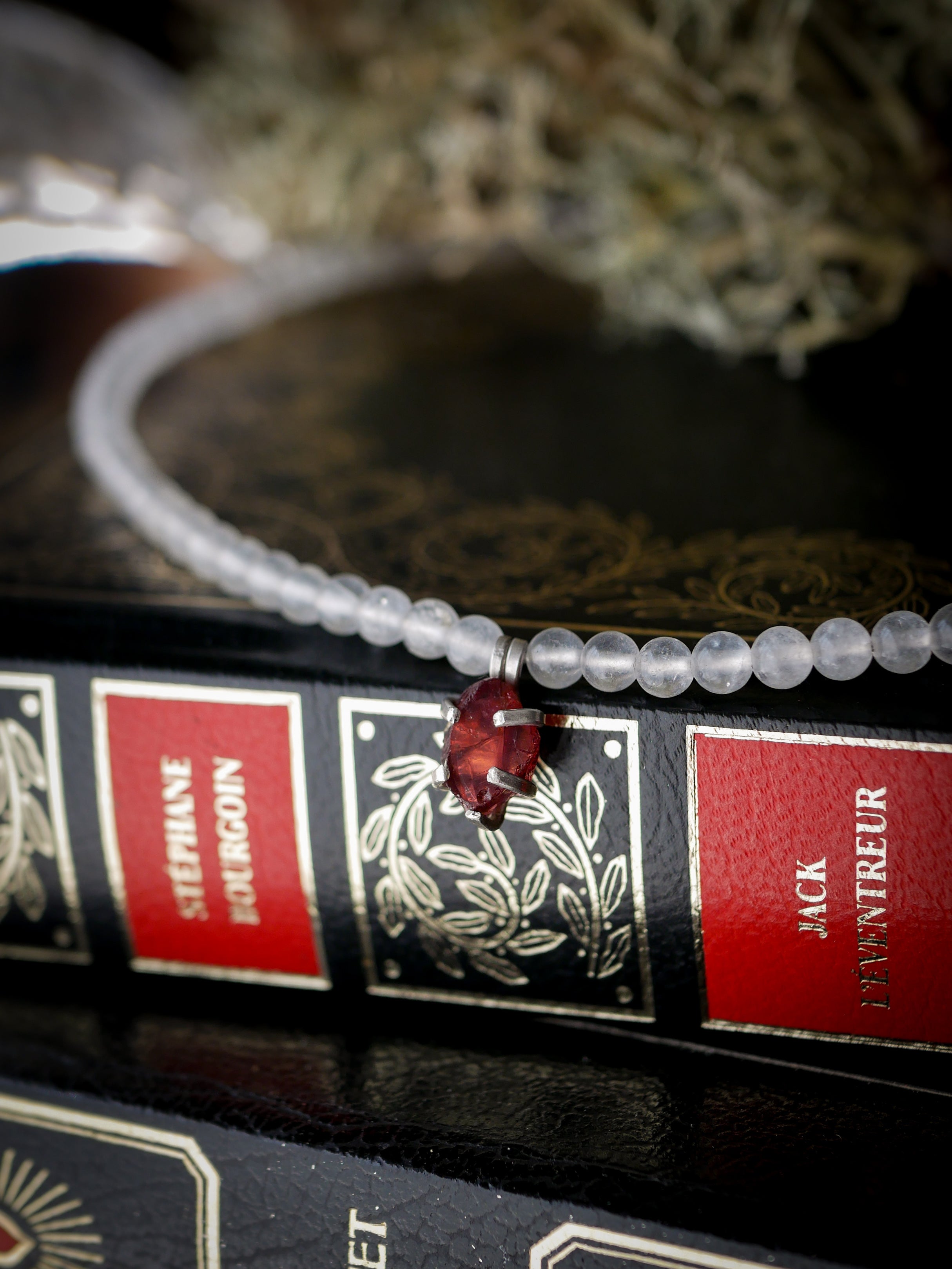 Baldr - Collier ras-de-cou en grenat, perles de jade blanc et argent