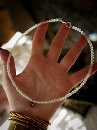 Baldr - Collier ras-de-cou en grenat, perles de jade blanc et argent