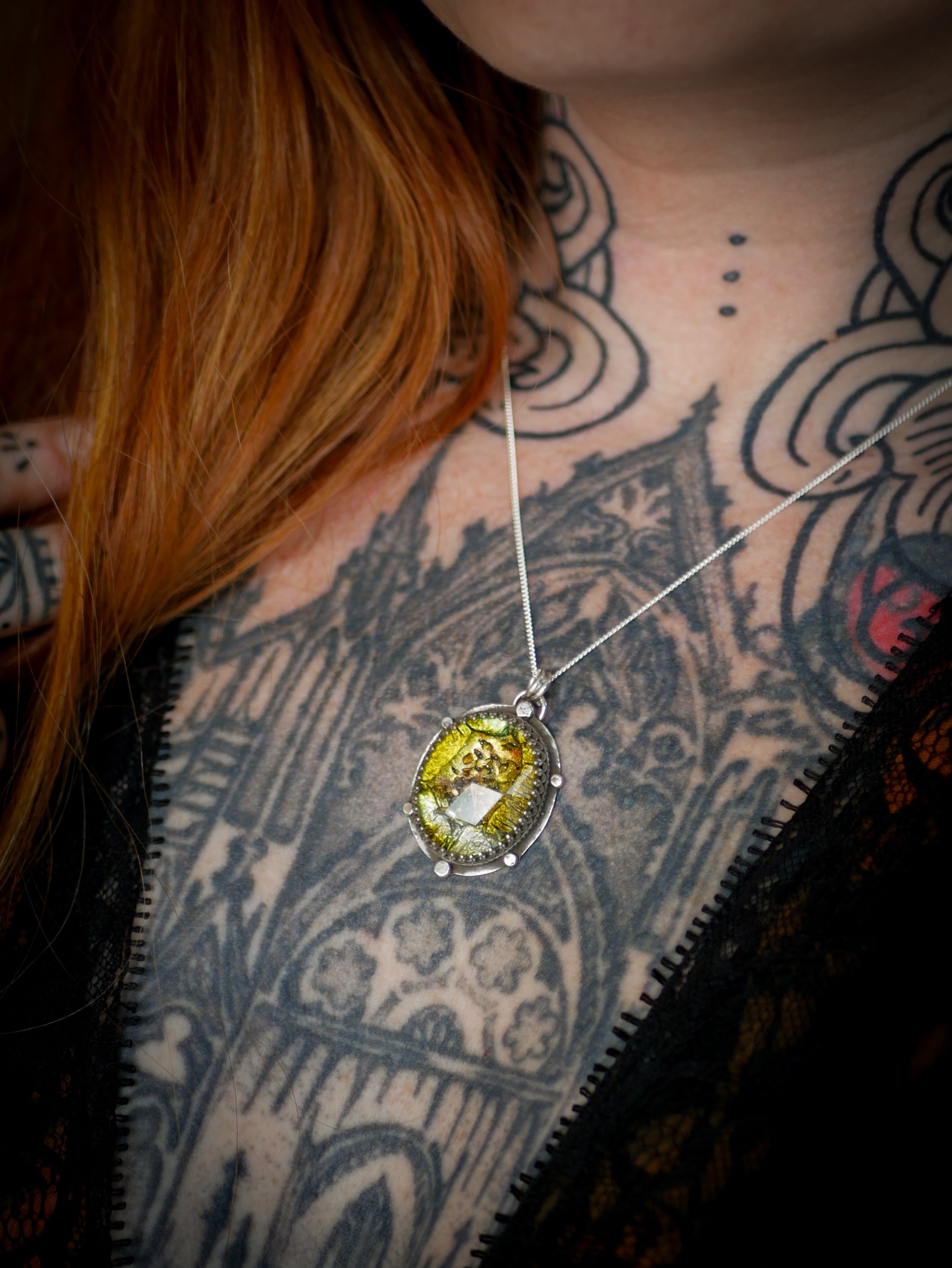 Le Feu Follet - Necklace in silver and faceted dichroic glass