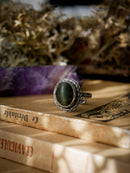 L'Œil de l'Ouroboros - Bague en actinolite et argent
