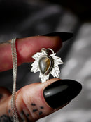 Le Faune - Collier feuille d'érable en argent et labradorite bleue