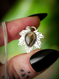 Le Faune - Collier feuille d'érable en argent et labradorite bleue