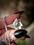 Le Faune - Collier feuille d'érable en argent et labradorite bleue