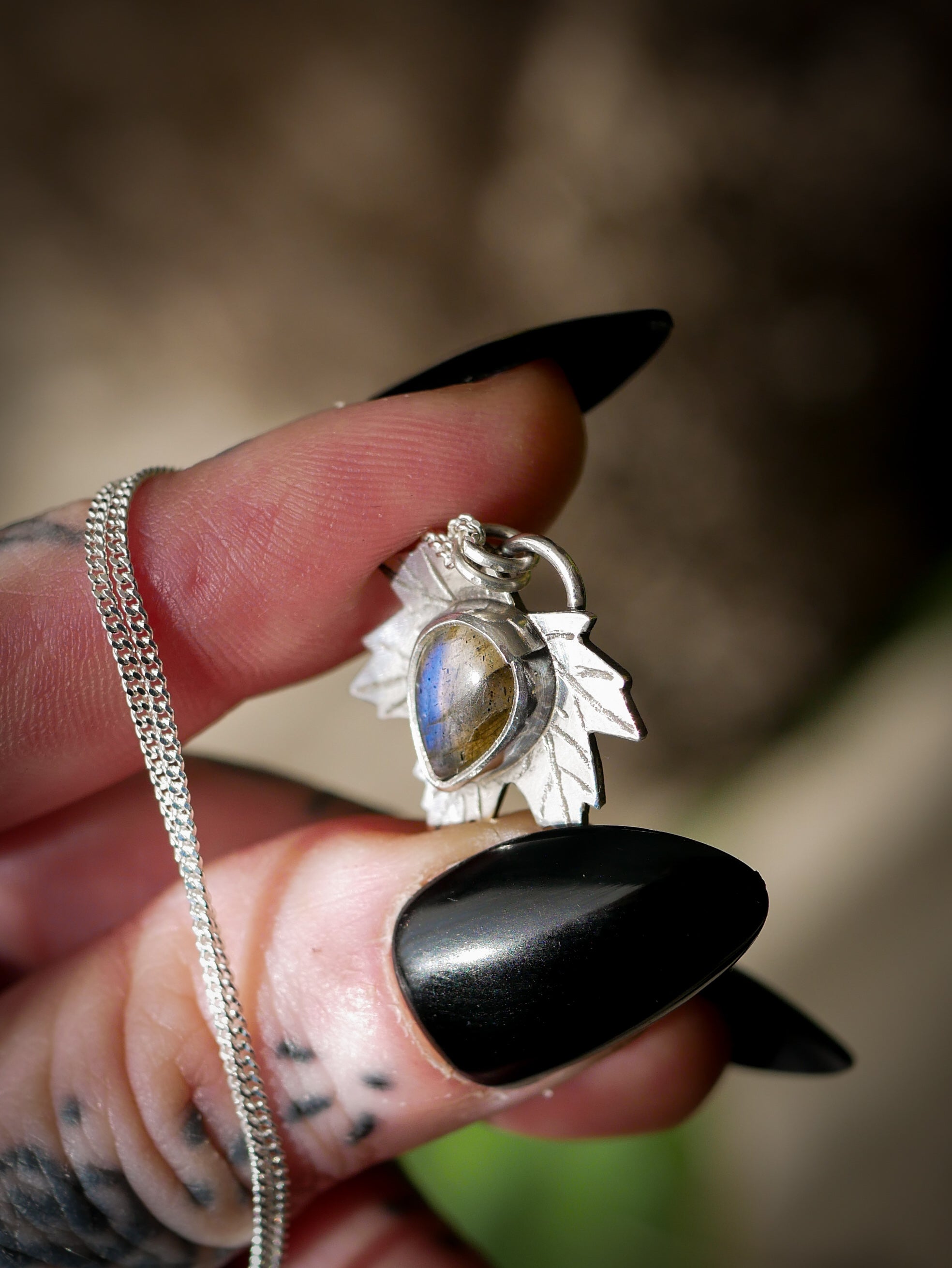 Le Faune - Collier feuille d'érable en argent et labradorite bleue