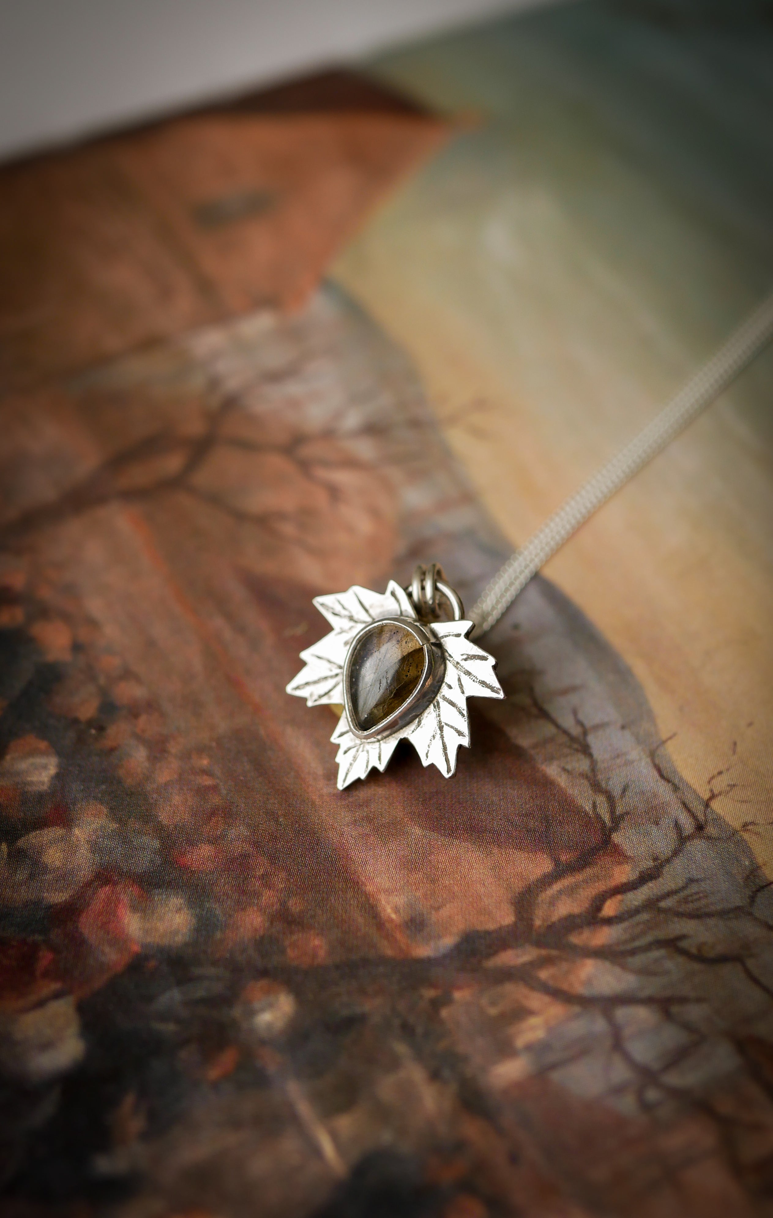 Le Faune - Collier feuille d'érable en argent et labradorite bleue