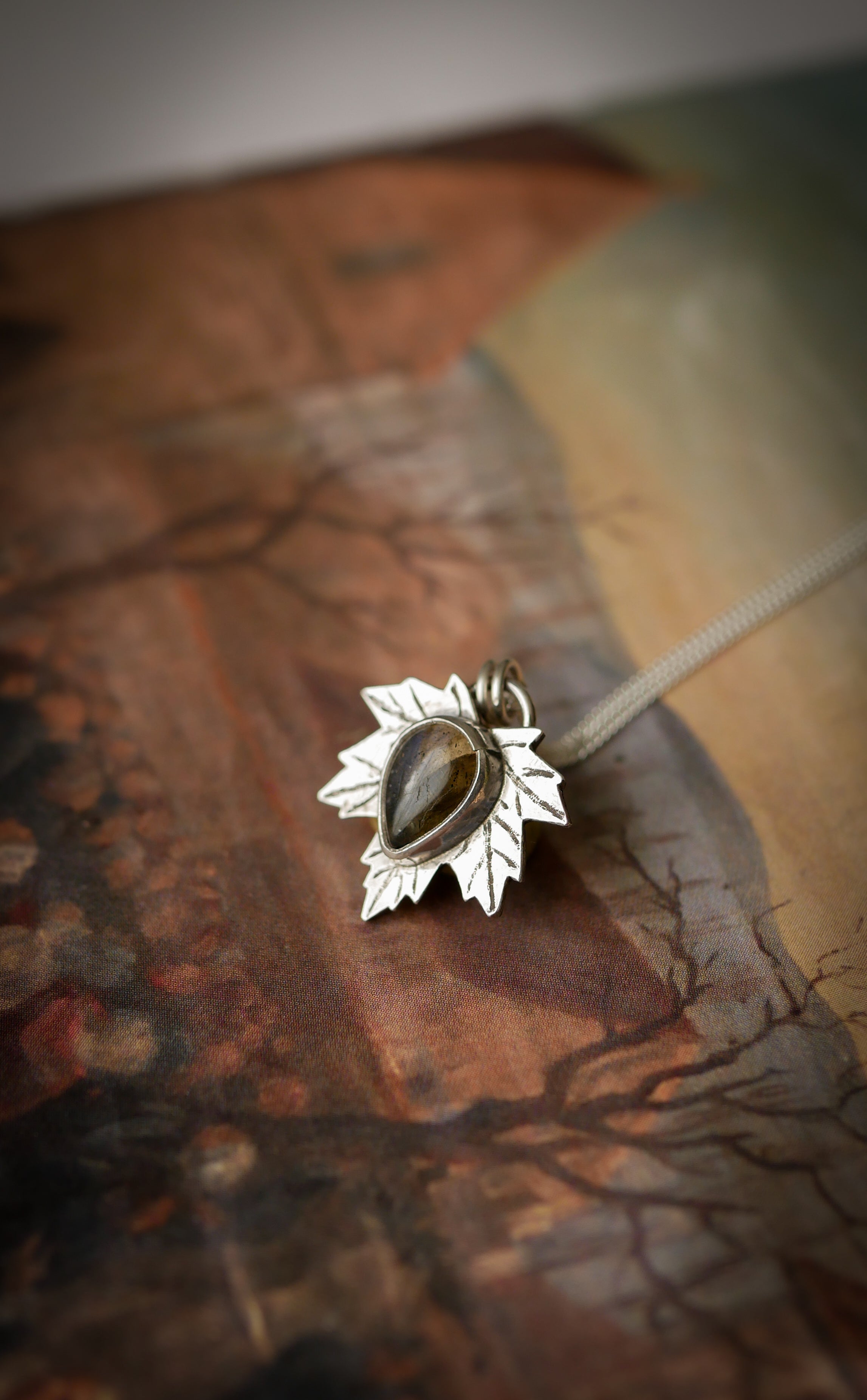 Le Faune - Collier feuille d'érable en argent et labradorite bleue