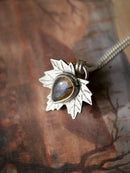 Le Faune - Collier feuille d'érable en argent et labradorite bleue