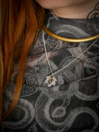 Le Faune - Collier feuille d'érable en argent et labradorite bleue