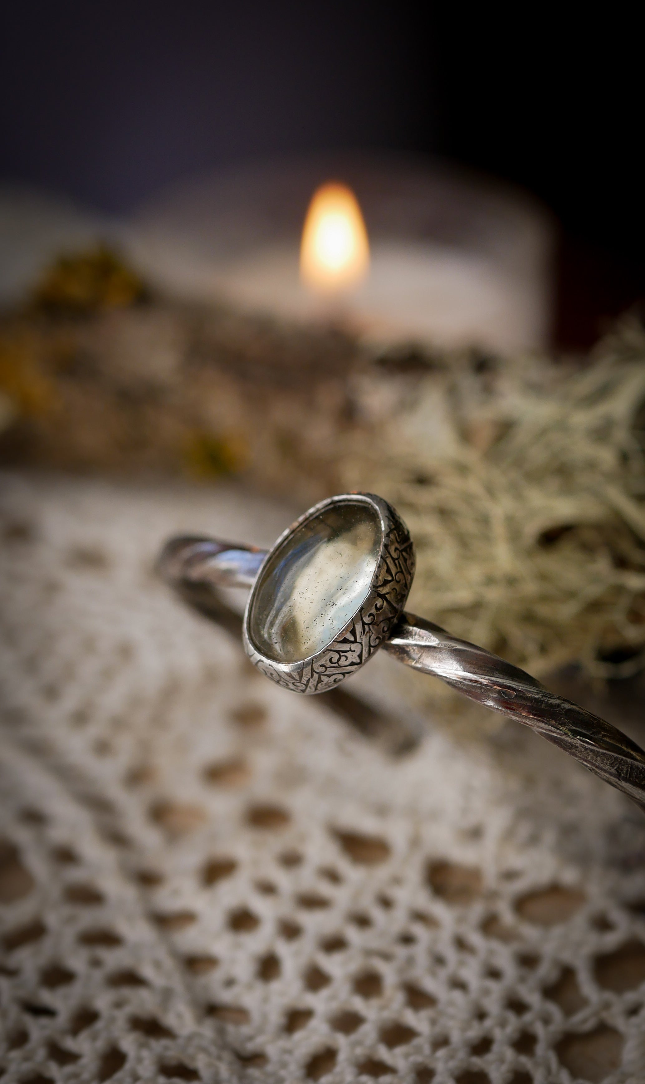 Huldufólk - Bracelet torque forgé en argent et améthyste verte (prasiolite)