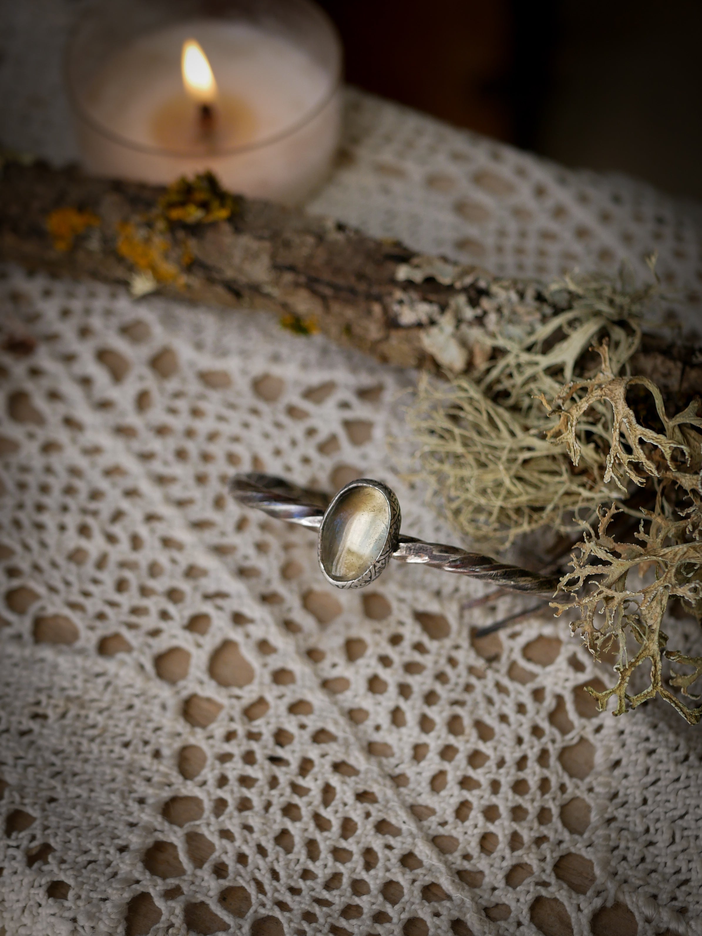 Huldufólk - Bracelet torque forgé en argent et améthyste verte (prasiolite)