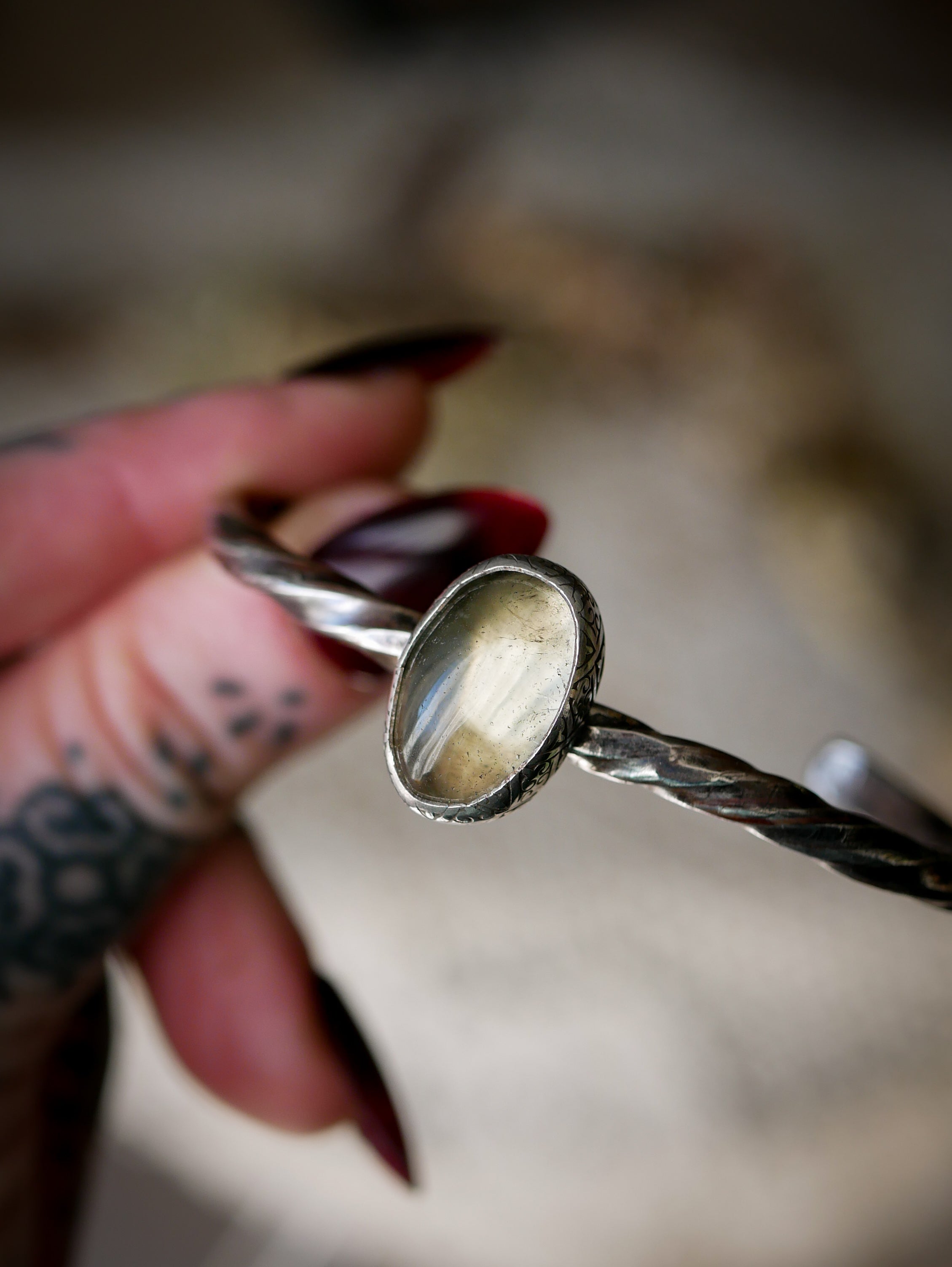 Huldufólk - Bracelet torque forgé en argent et améthyste verte (prasiolite)