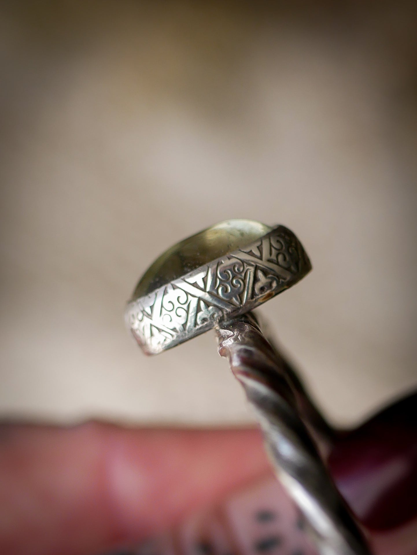 Huldufólk - Bracelet torque forgé en argent et améthyste verte (prasiolite)