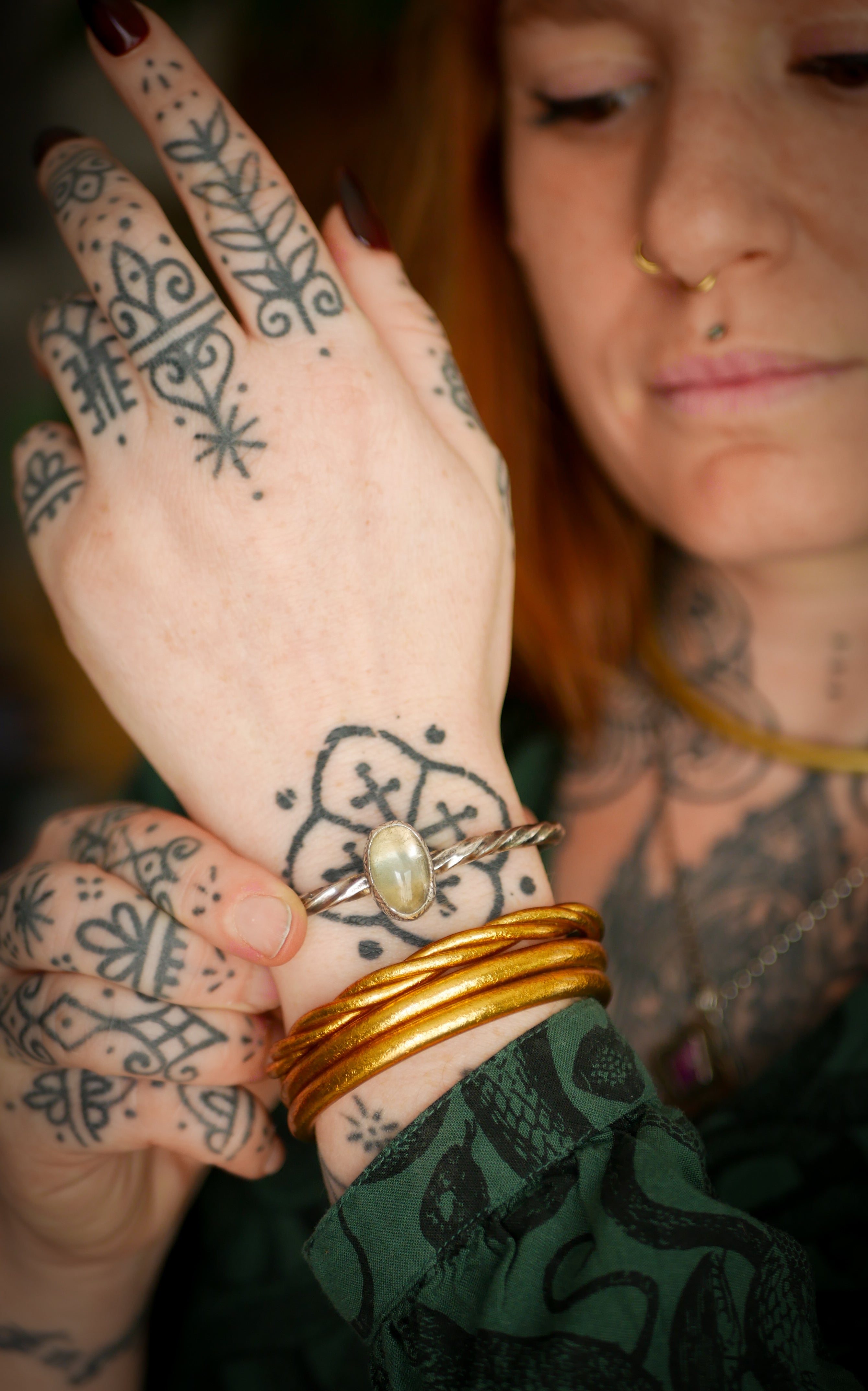 Huldufólk - Bracelet torque forgé en argent et améthyste verte (prasiolite)