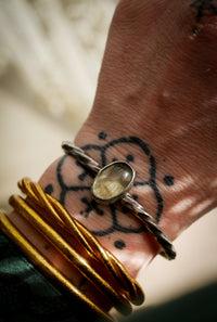 Huldufólk - Bracelet torque forgé en argent et améthyste verte (prasiolite)