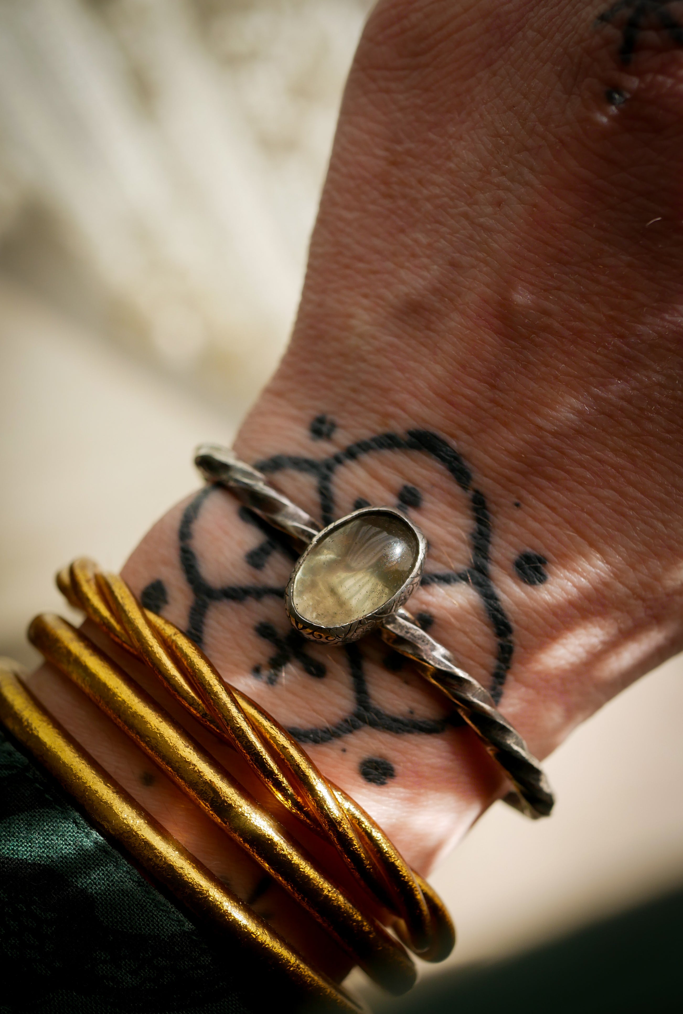 Huldufólk - Bracelet torque forgé en argent et améthyste verte (prasiolite)