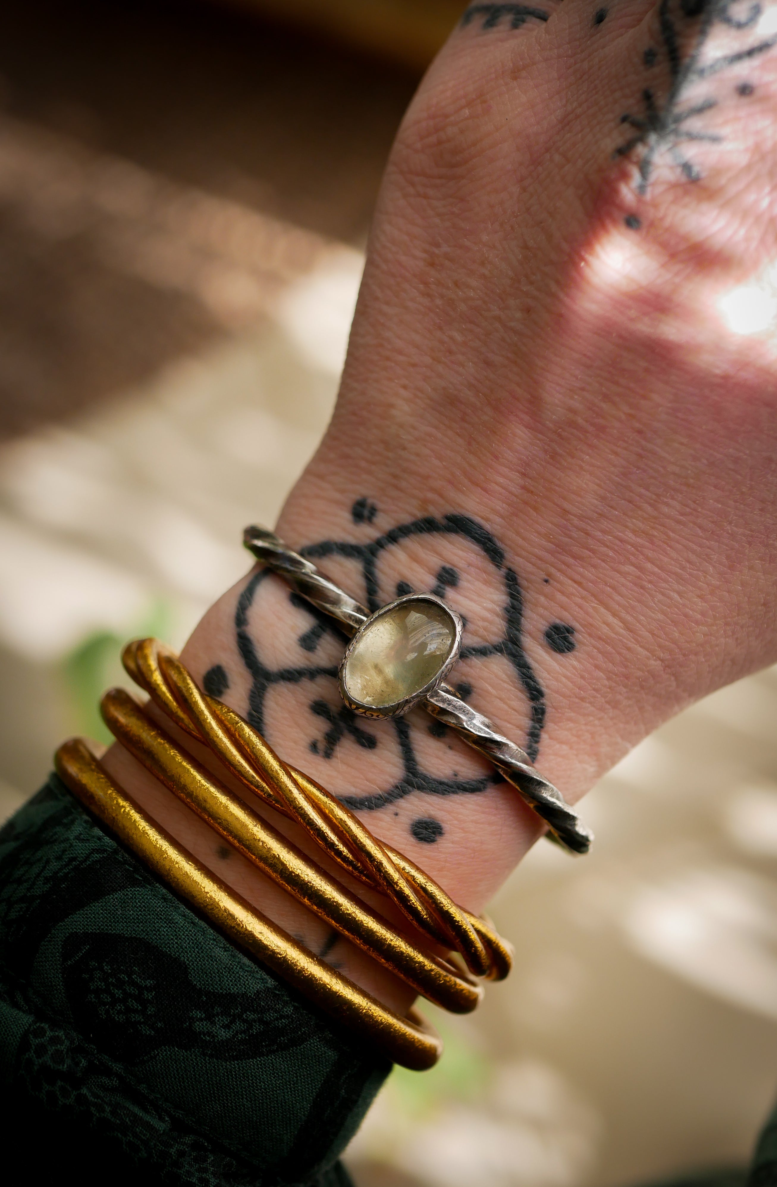 Huldufólk - Bracelet torque forgé en argent et améthyste verte (prasiolite)