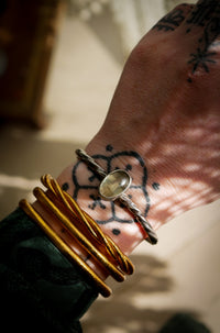 Huldufólk - Bracelet torque forgé en argent et améthyste verte (prasiolite)