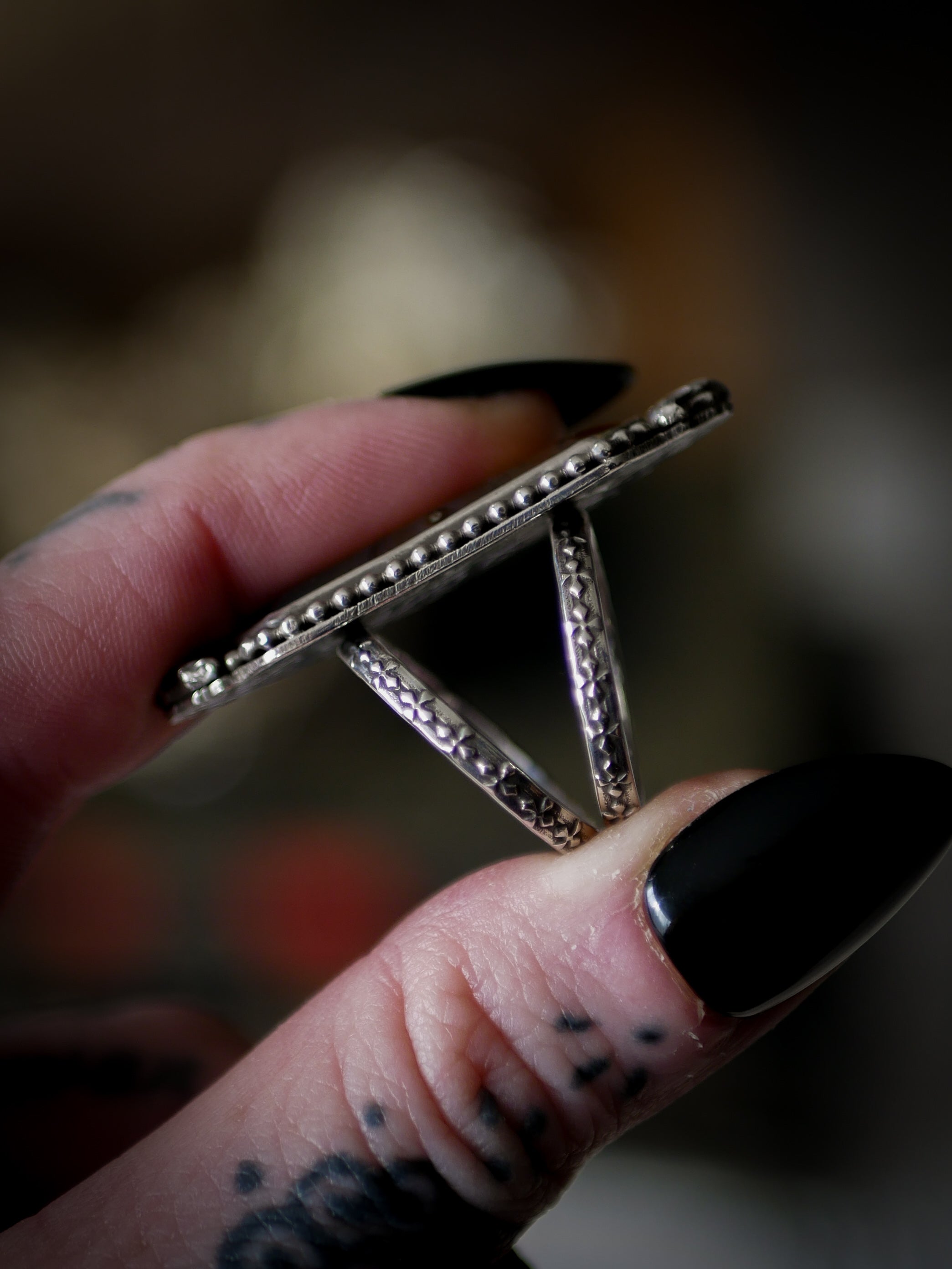 Sortilège de Nuit - Bague en agate du Montana et argent, chauves-souris forgées