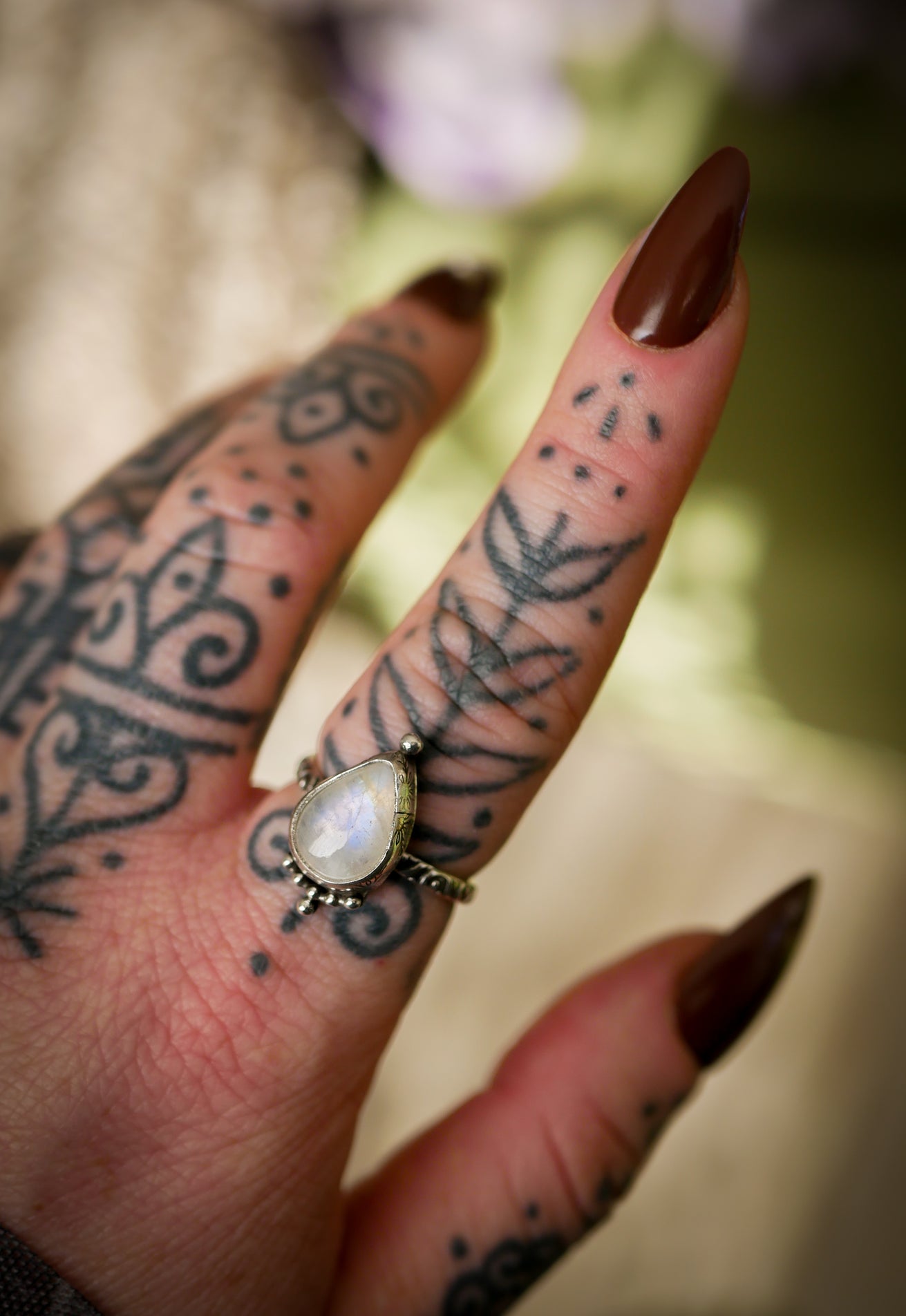 Dea del Ghiaccio - Pietra di Luna Arcobaleno (Peristerite) e Anello d'Argento