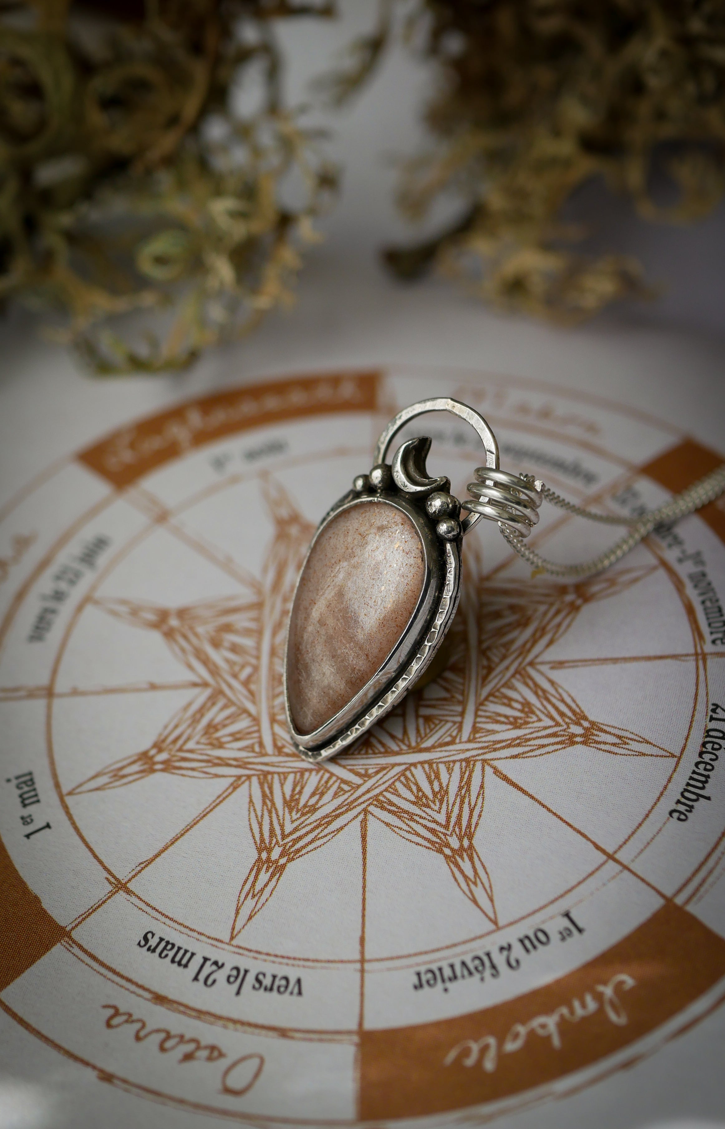 Moonchild - Collier en pierre de lune pêche véritable et argent, lune forgée
