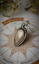 Moonchild - Collier en pierre de lune pêche véritable et argent, lune forgée