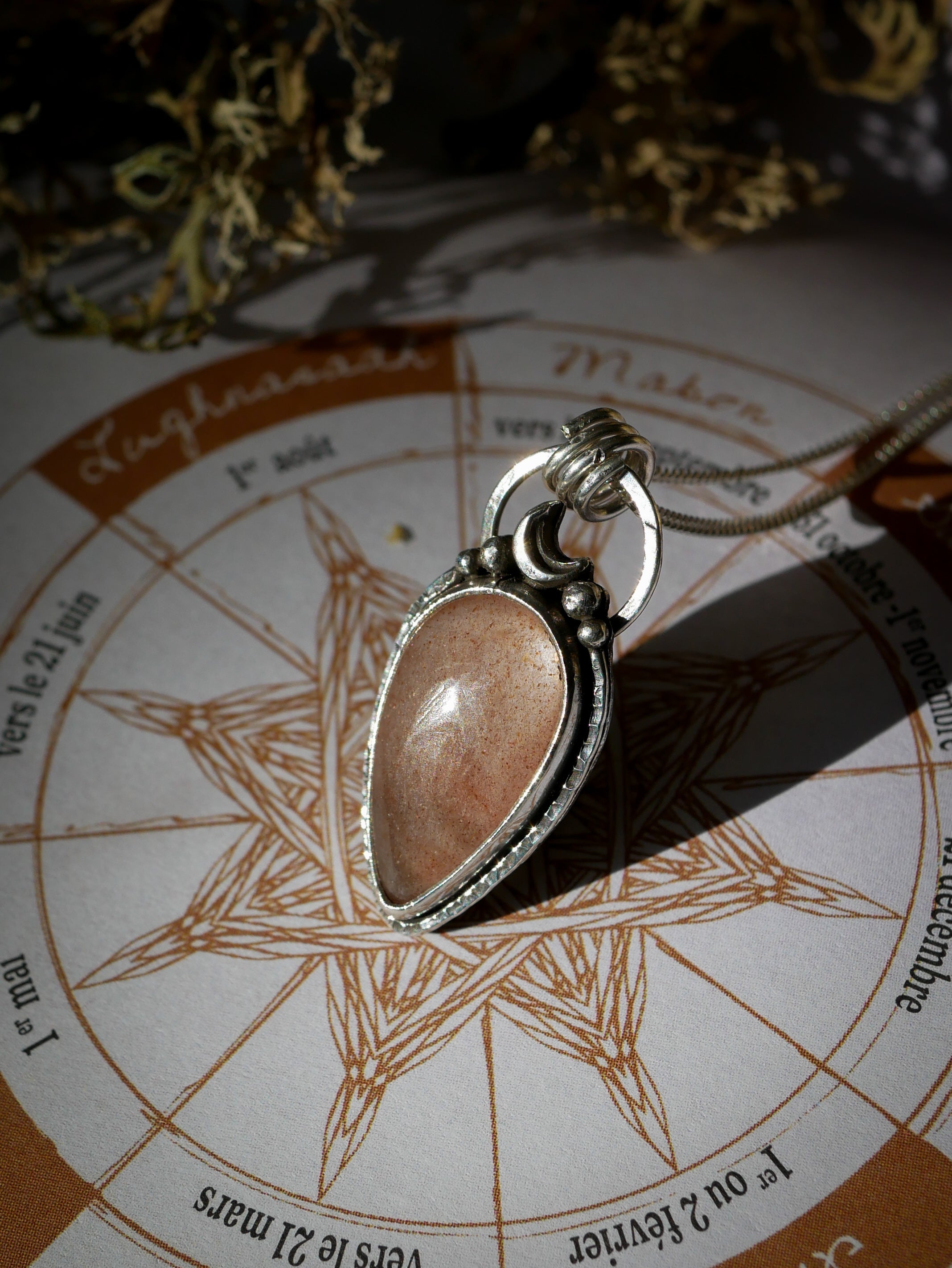 Moonchild - Collier en pierre de lune pêche véritable et argent, lune forgée