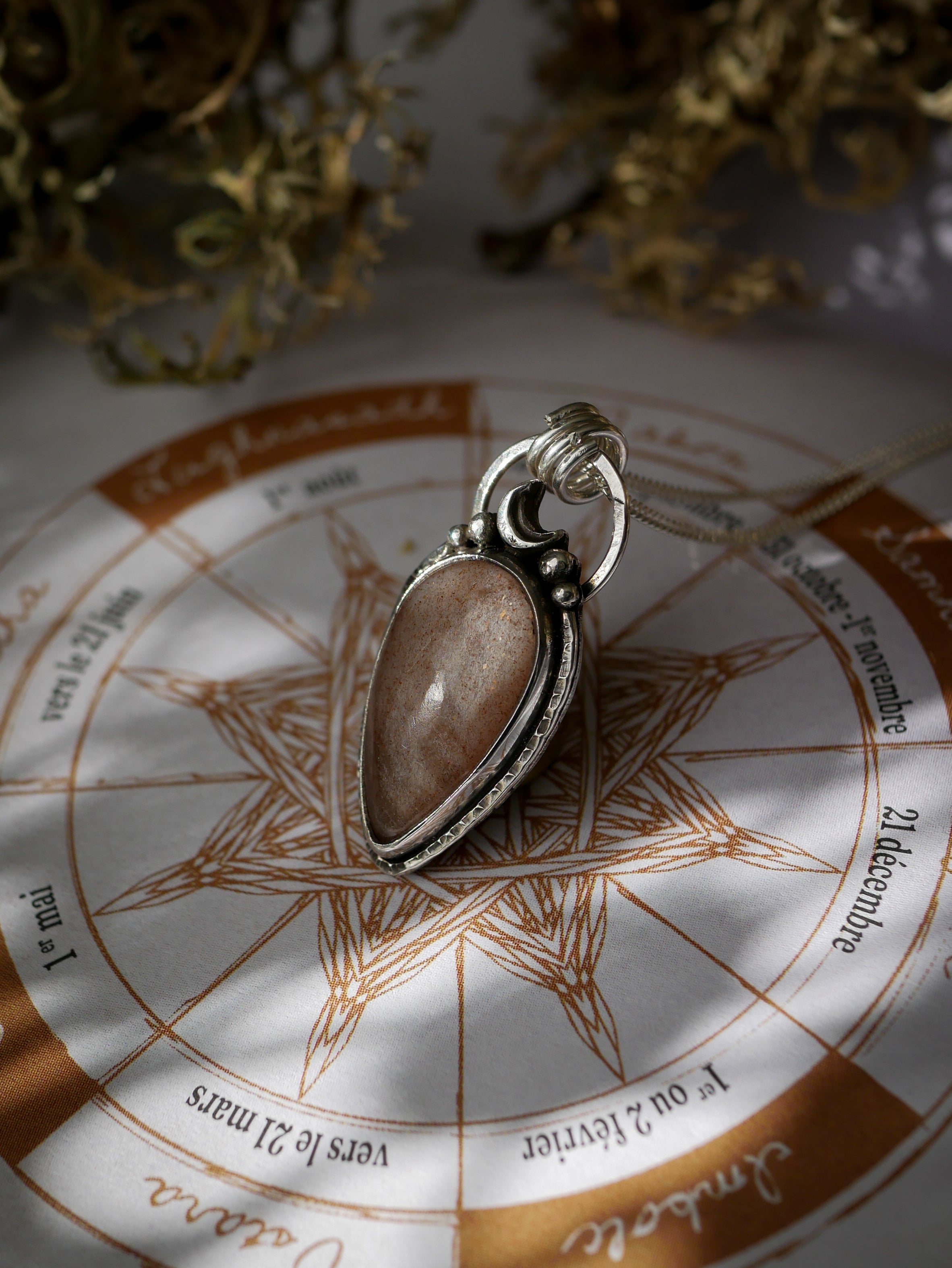 Moonchild - Collier en pierre de lune pêche véritable et argent, lune forgée