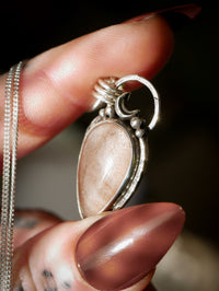 Moonchild - Collier en pierre de lune pêche véritable et argent, lune forgée