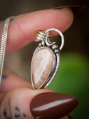 Moonchild - Collier en pierre de lune pêche véritable et argent, lune forgée