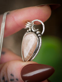 Moonchild - Collier en pierre de lune pêche véritable et argent, lune forgée