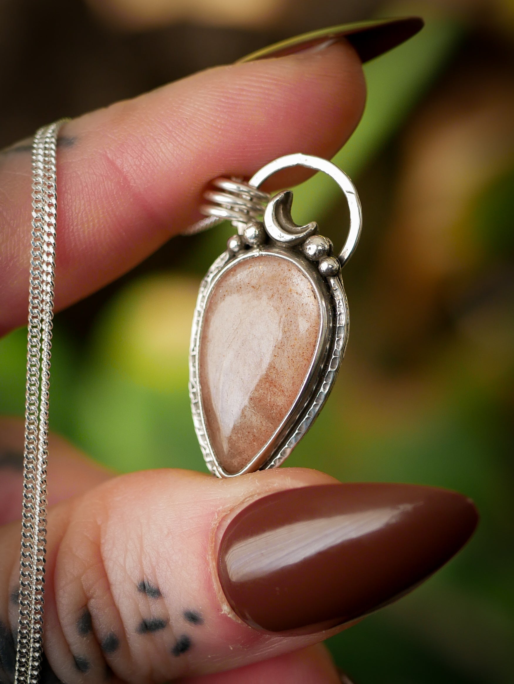 Moonchild - Collier en pierre de lune pêche véritable et argent, lune forgée