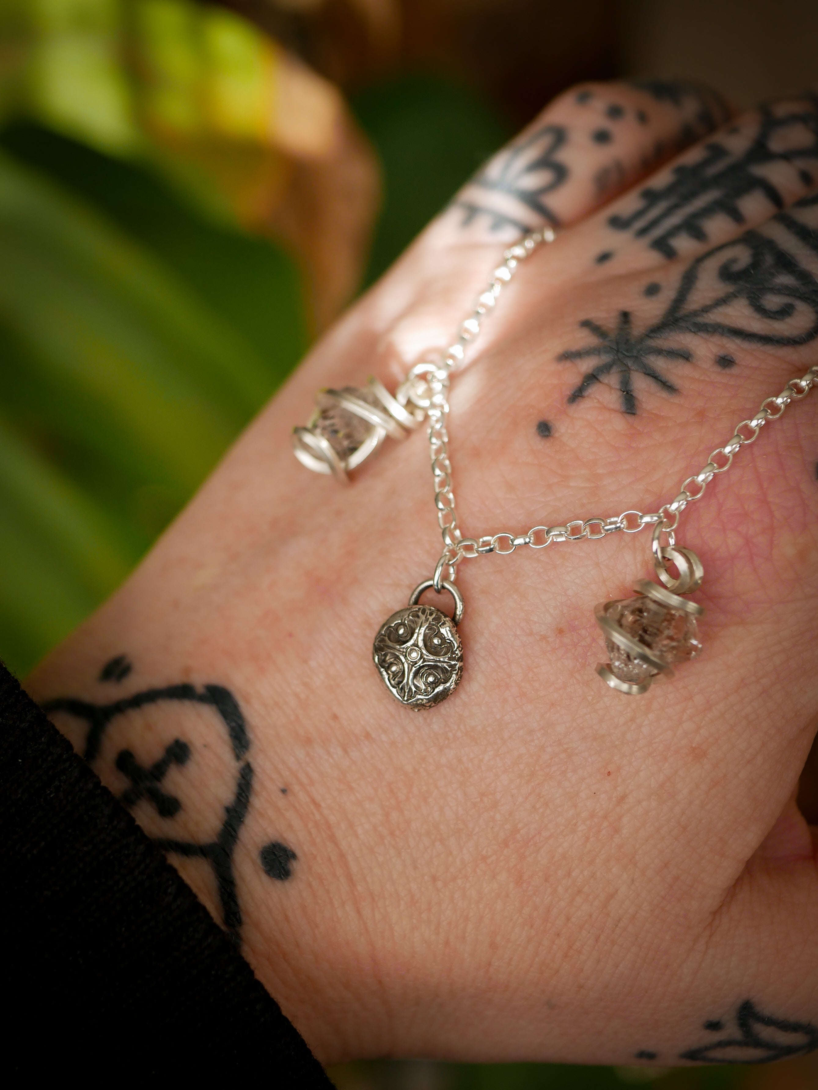 Alice Kyteler - Collier en diamant Herkimer et argent, pendentif gothique forgé