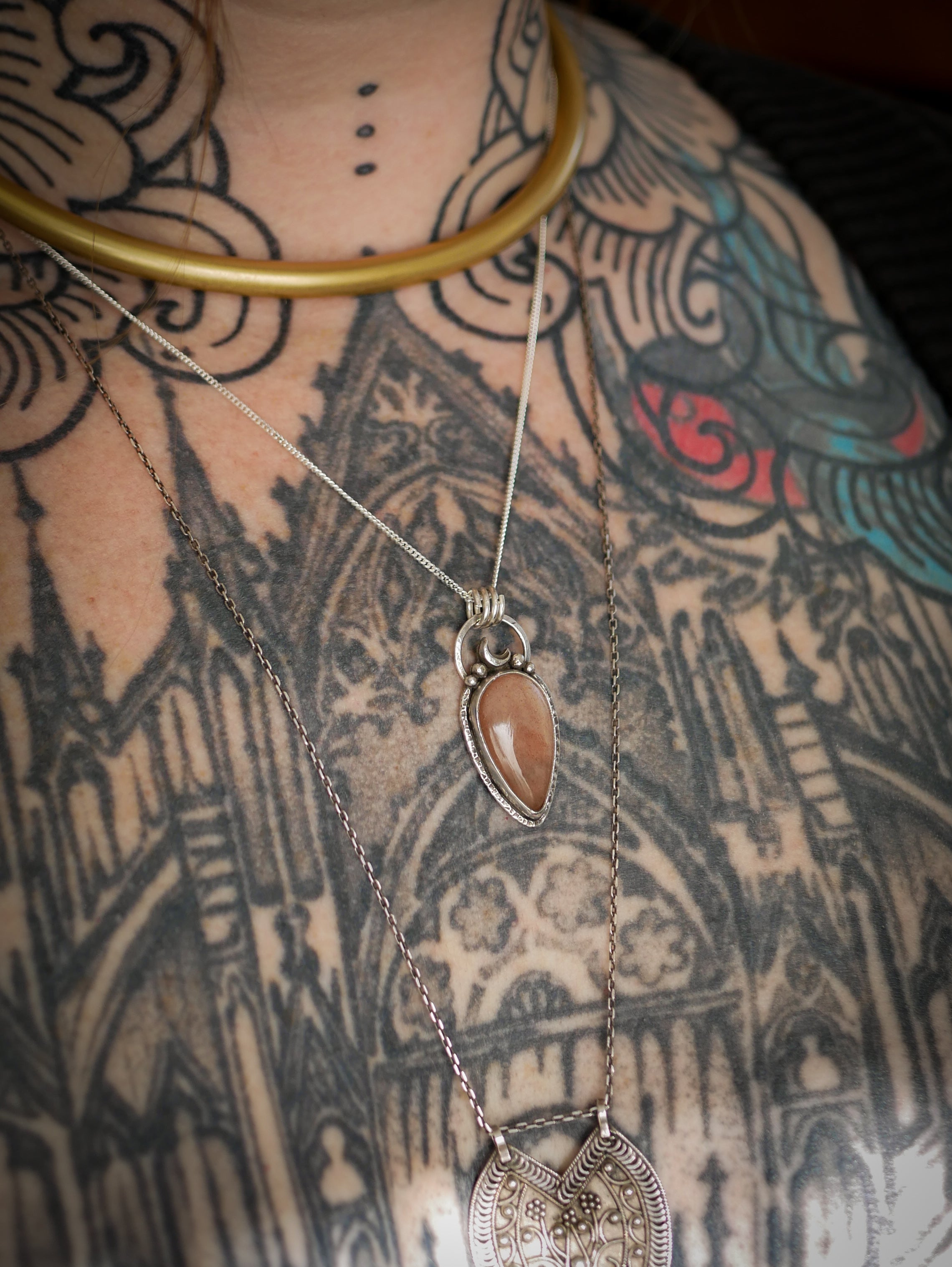 Moonchild - Collier en pierre de lune pêche véritable et argent, lune forgée