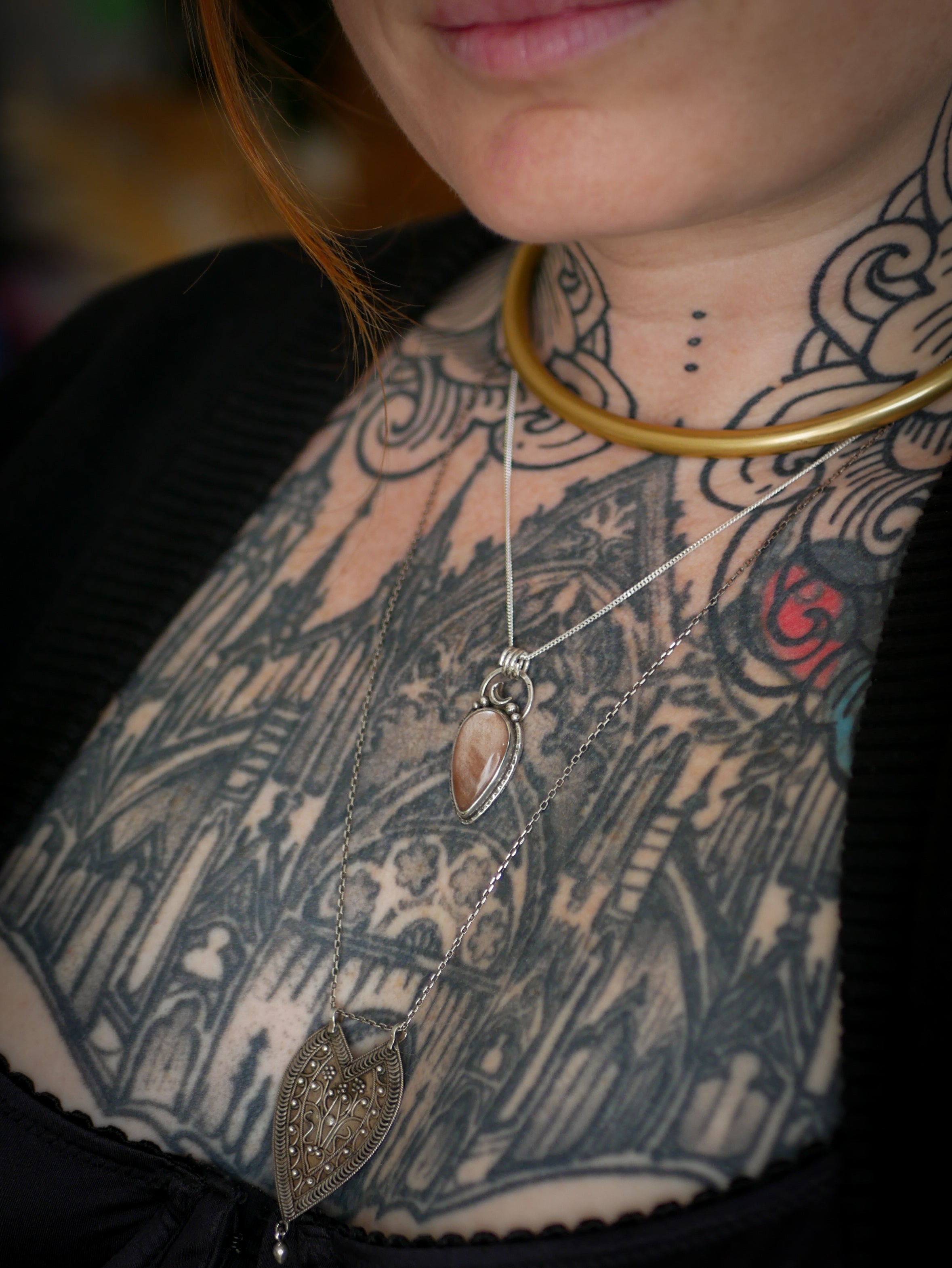 Moonchild - Collier en pierre de lune pêche véritable et argent, lune forgée