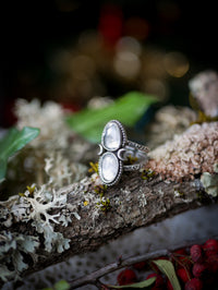 Il volto nascosto della luna - Anello in quarzo trasparente sfaccettato e argento, lune forgiate