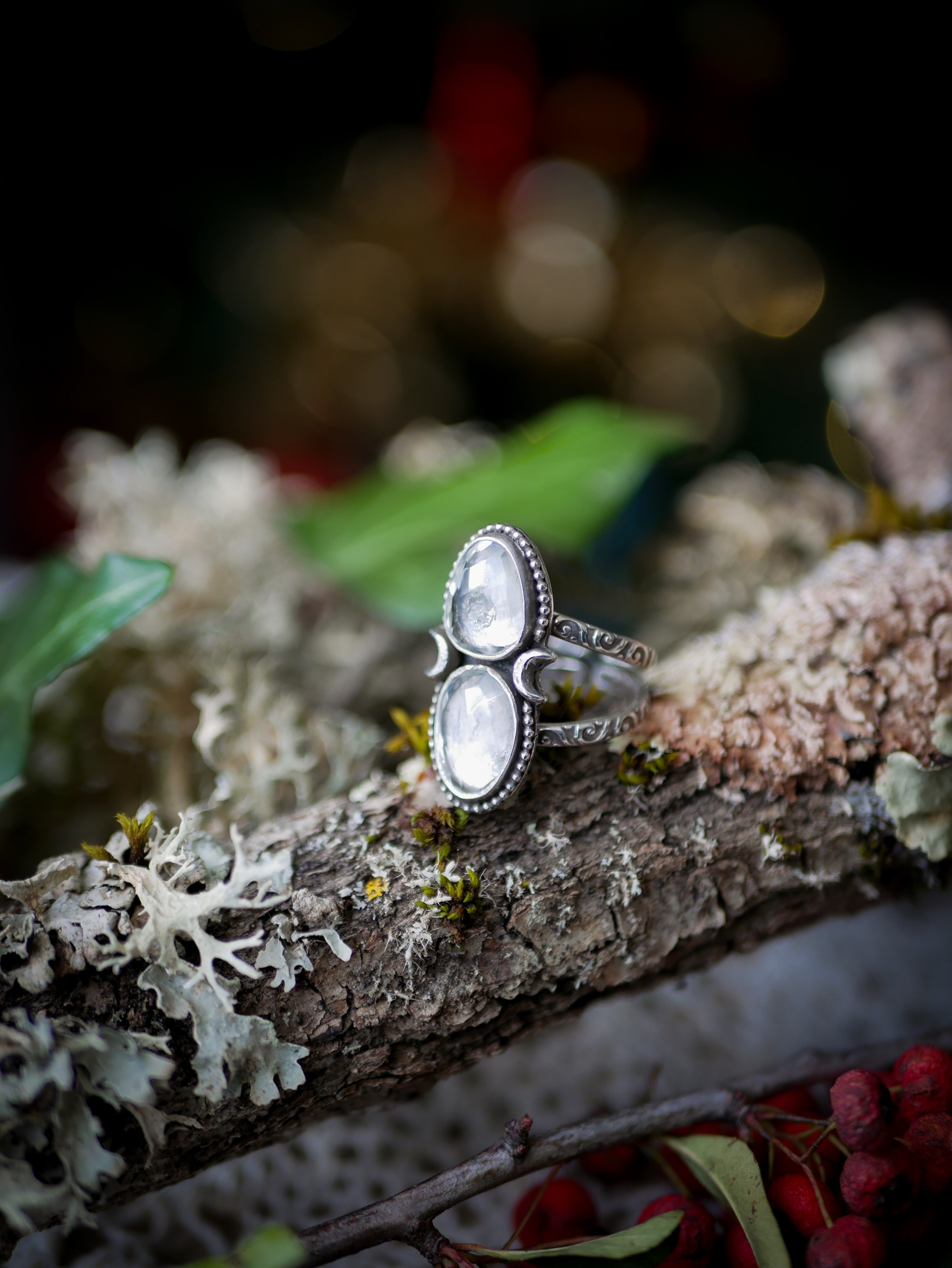 Il volto nascosto della luna - Anello in quarzo trasparente sfaccettato e argento, lune forgiate