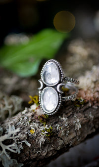 Il volto nascosto della luna - Anello in quarzo trasparente sfaccettato e argento, lune forgiate