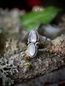 Il volto nascosto della luna - Anello in quarzo trasparente sfaccettato e argento, lune forgiate