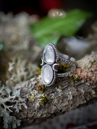 Il volto nascosto della luna - Anello in quarzo trasparente sfaccettato e argento, lune forgiate