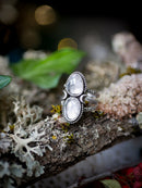 Il volto nascosto della luna - Anello in quarzo trasparente sfaccettato e argento, lune forgiate