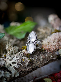 Il volto nascosto della luna - Anello in quarzo trasparente sfaccettato e argento, lune forgiate