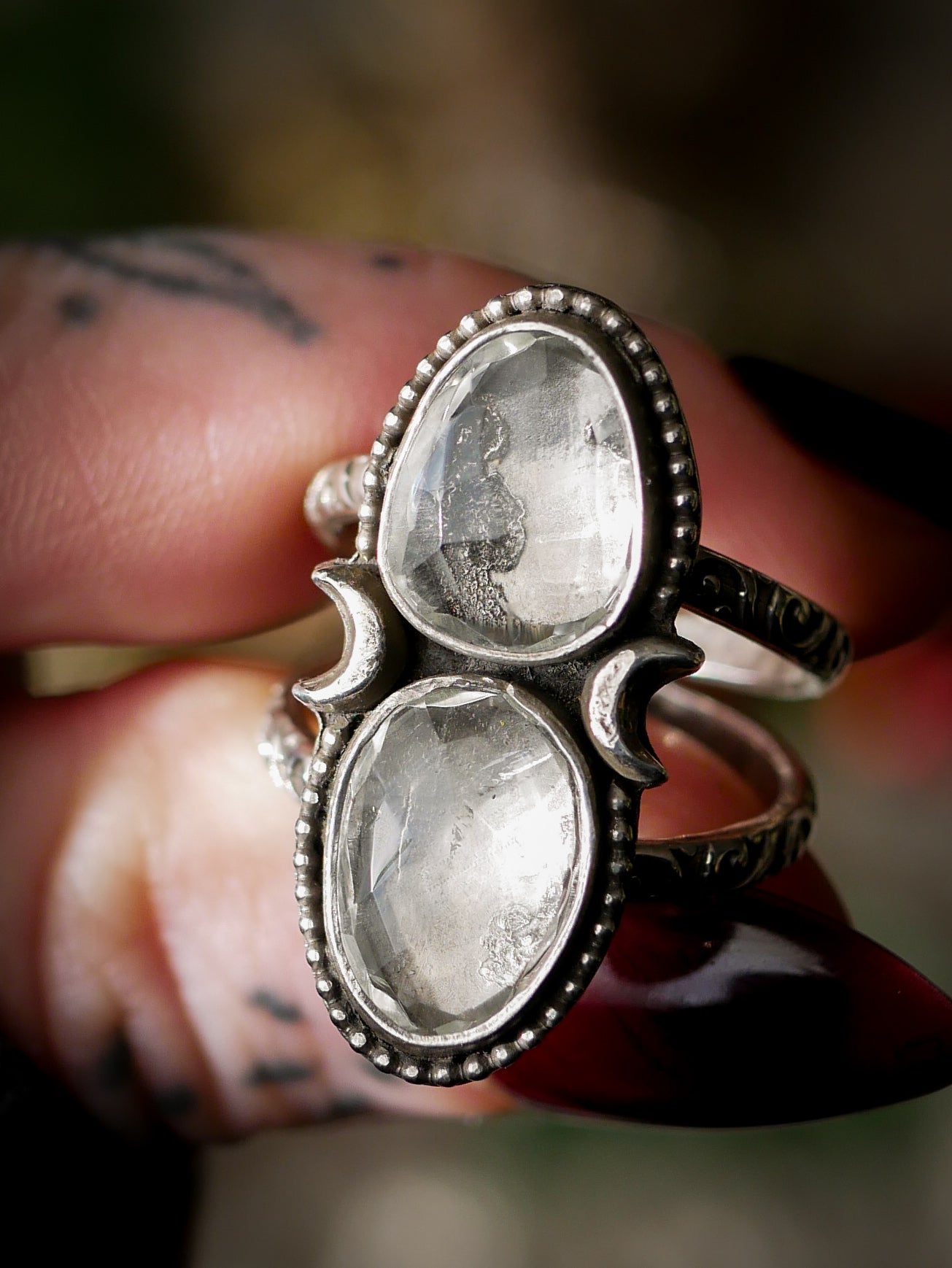 Il volto nascosto della luna - Anello in quarzo trasparente sfaccettato e argento, lune forgiate