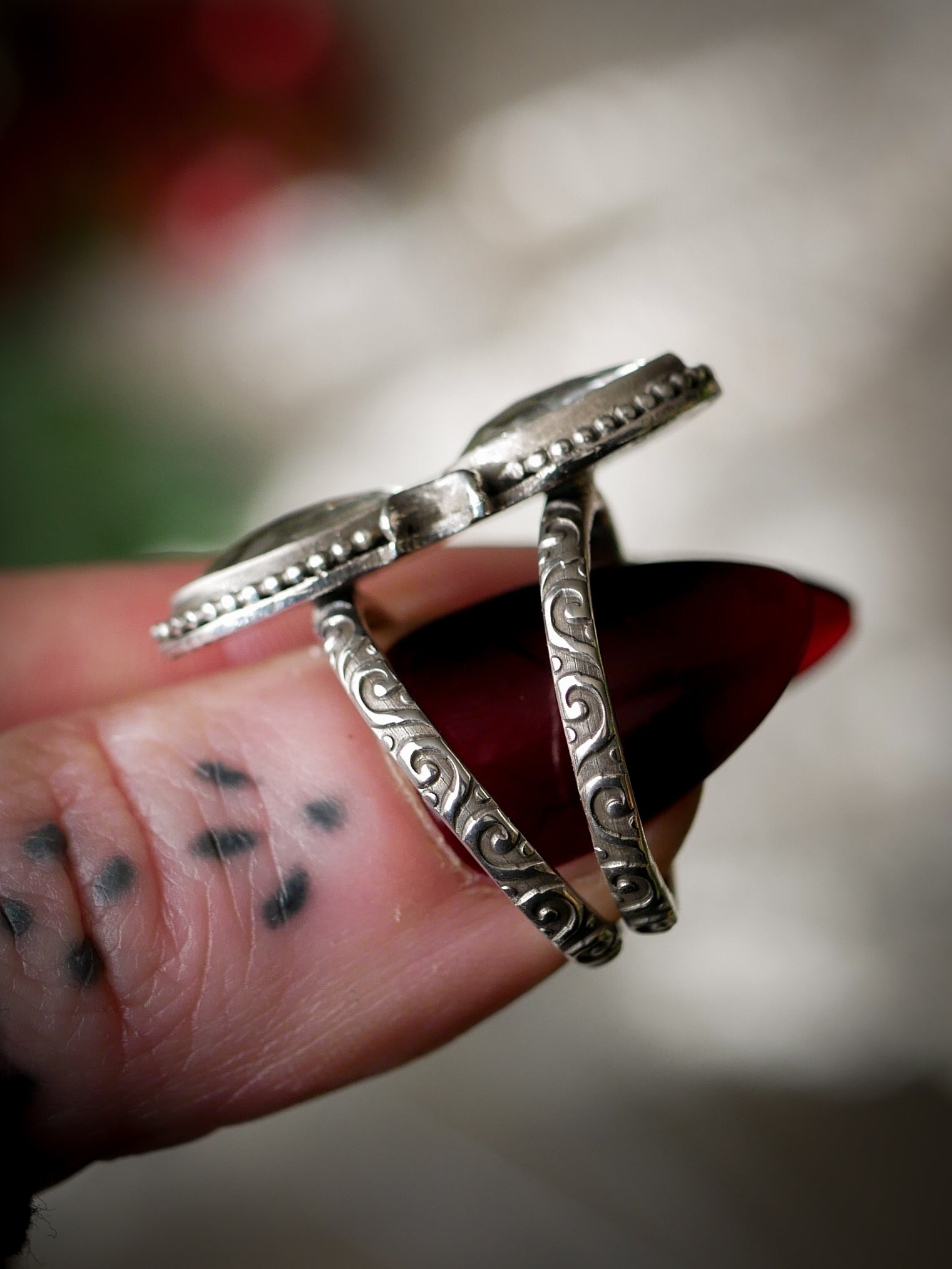 Il volto nascosto della luna - Anello in quarzo trasparente sfaccettato e argento, lune forgiate