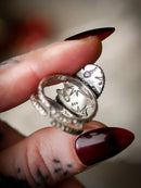 Il volto nascosto della luna - Anello in quarzo trasparente sfaccettato e argento, lune forgiate