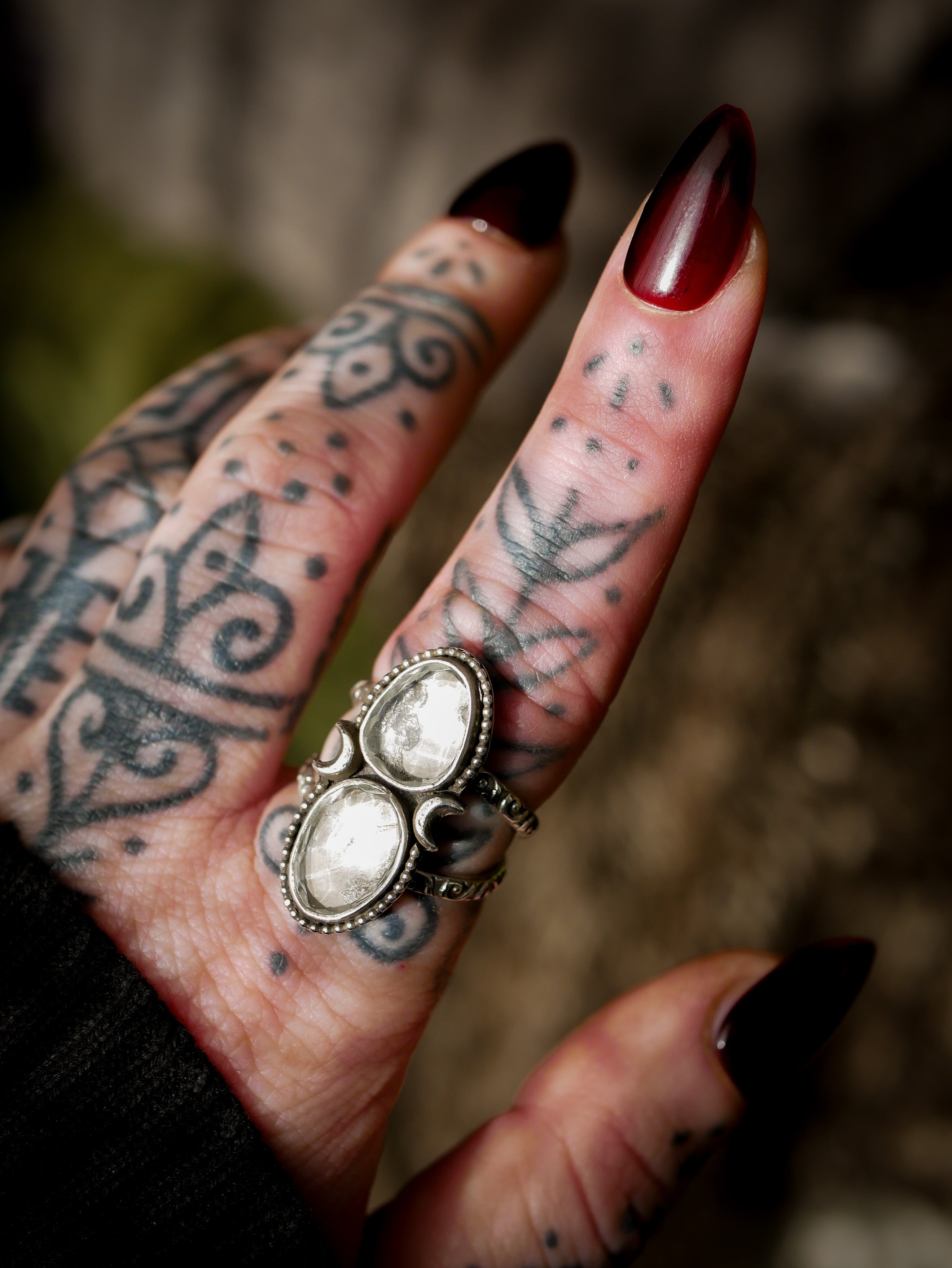 Il volto nascosto della luna - Anello in quarzo trasparente sfaccettato e argento, lune forgiate