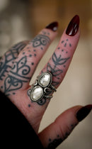 Il volto nascosto della luna - Anello in quarzo trasparente sfaccettato e argento, lune forgiate