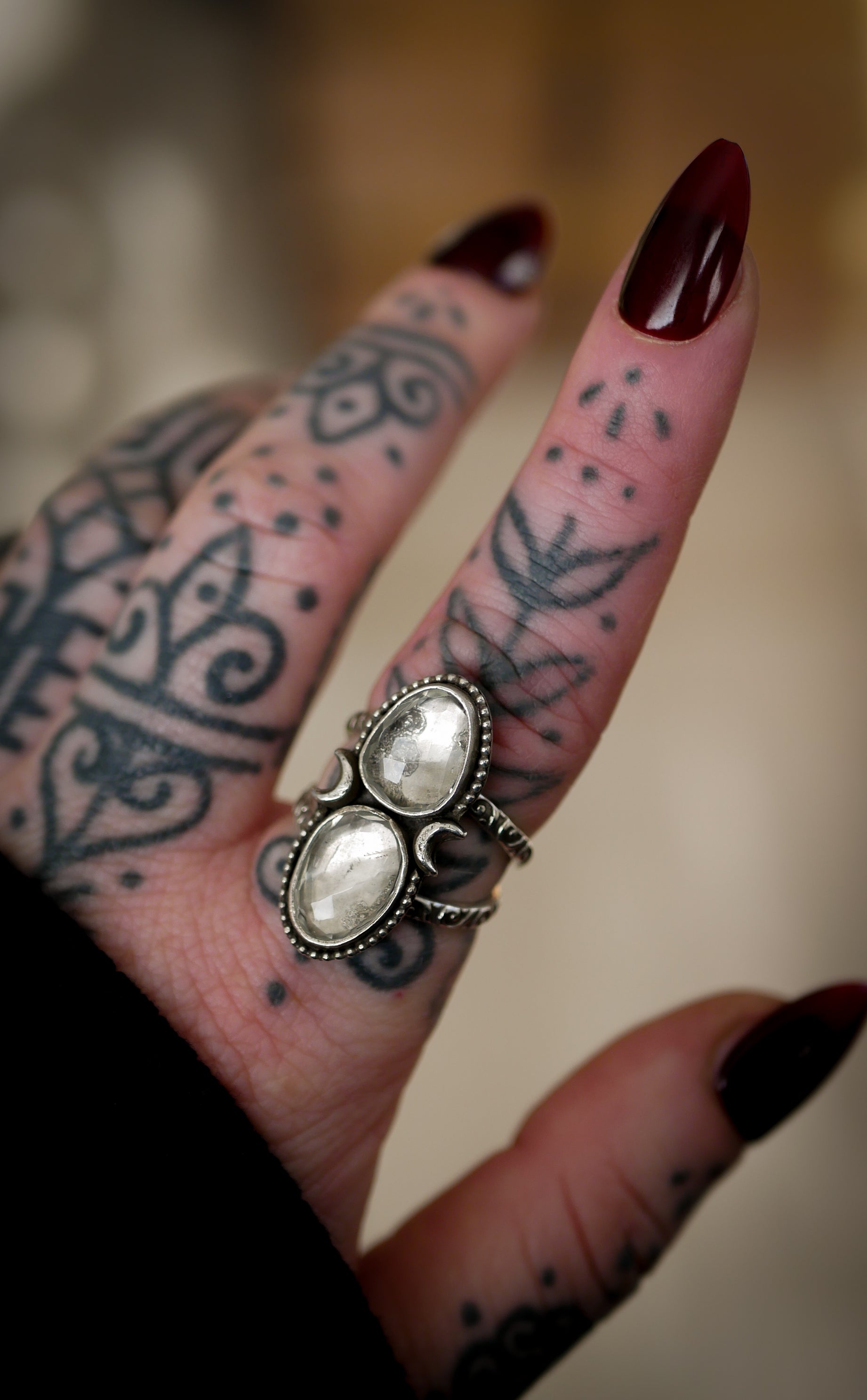 Il volto nascosto della luna - Anello in quarzo trasparente sfaccettato e argento, lune forgiate