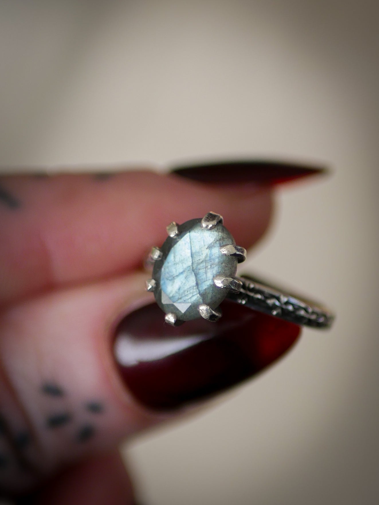 L'Occhio della Pizia - Anello in labradorite sfaccettata e argento